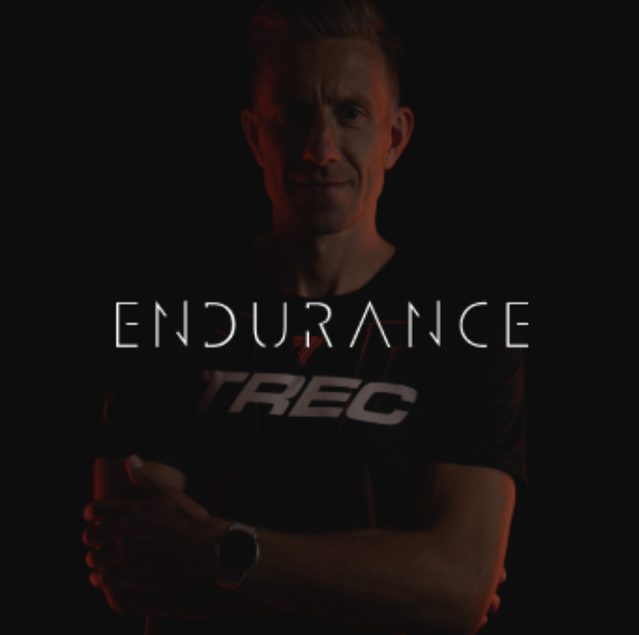Biegacz w koszulce TREC Endurance
